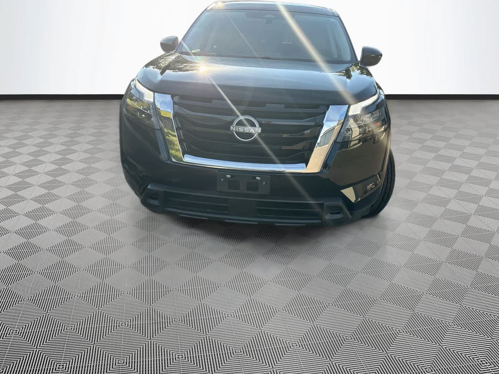 Used 2023 Nissan Pathfinder S FWD image 2