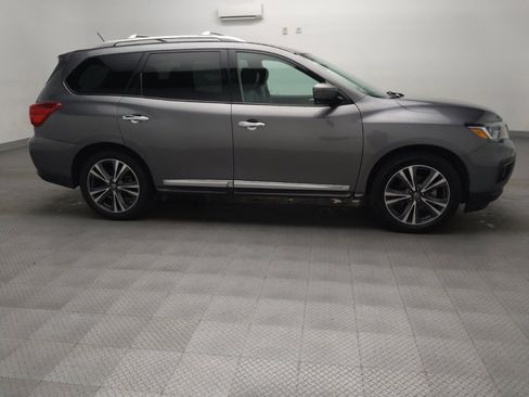Used 2017 Nissan Pathfinder Platinum w/ Family Entertainment Package FWD image 11