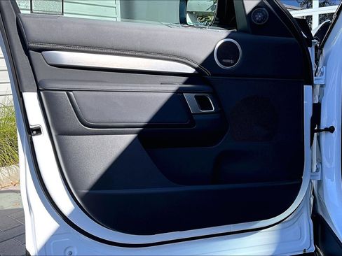 Used 2025 Land Rover Discovery Dynamic SE image 22