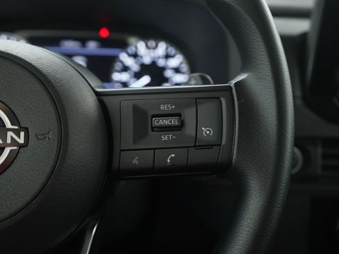 Used 2024 Nissan Pathfinder S image 27