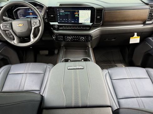 Used 2025 Chevrolet Silverado 2500 High Country w/ Technology Package AWD/4WD image 8