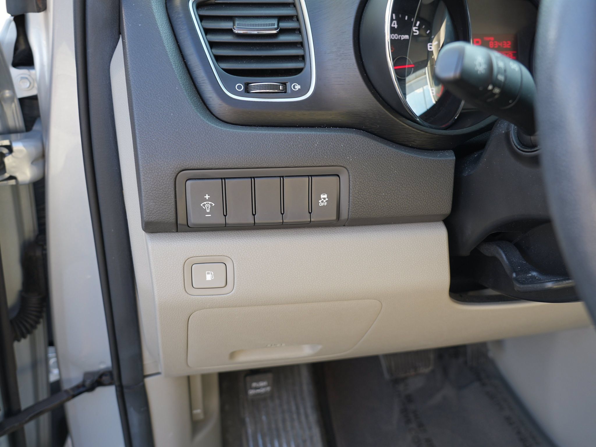 Used 2018 Kia Sedona L FWD image 18
