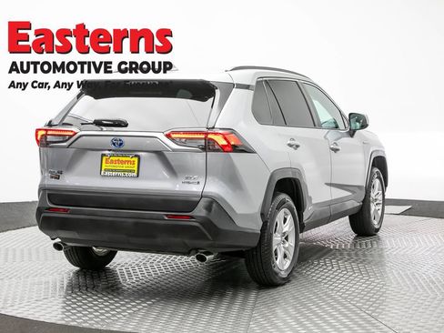 Used 2021 Toyota RAV4 XLE w/ XLE Grade Weather Package AWD/4WD image 5