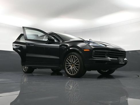 Certified 2023 Porsche Cayenne S Platinum AWD/4WD image 36