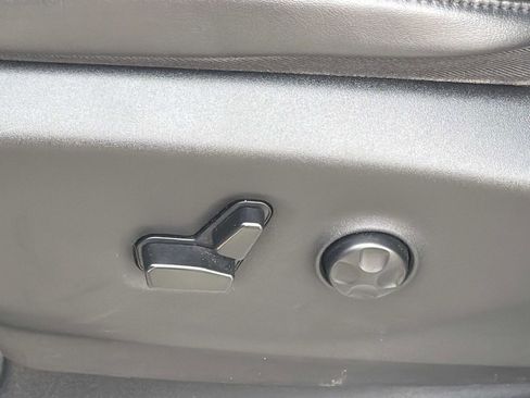 Used 2023 Chrysler Pacifica Touring-L image 19