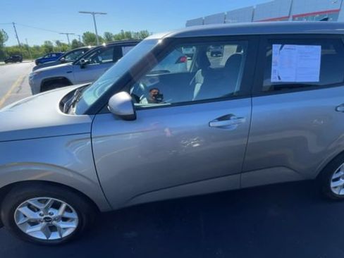 Used 2025 Kia Soul LX w/ LX Technology Package FWD image 7
