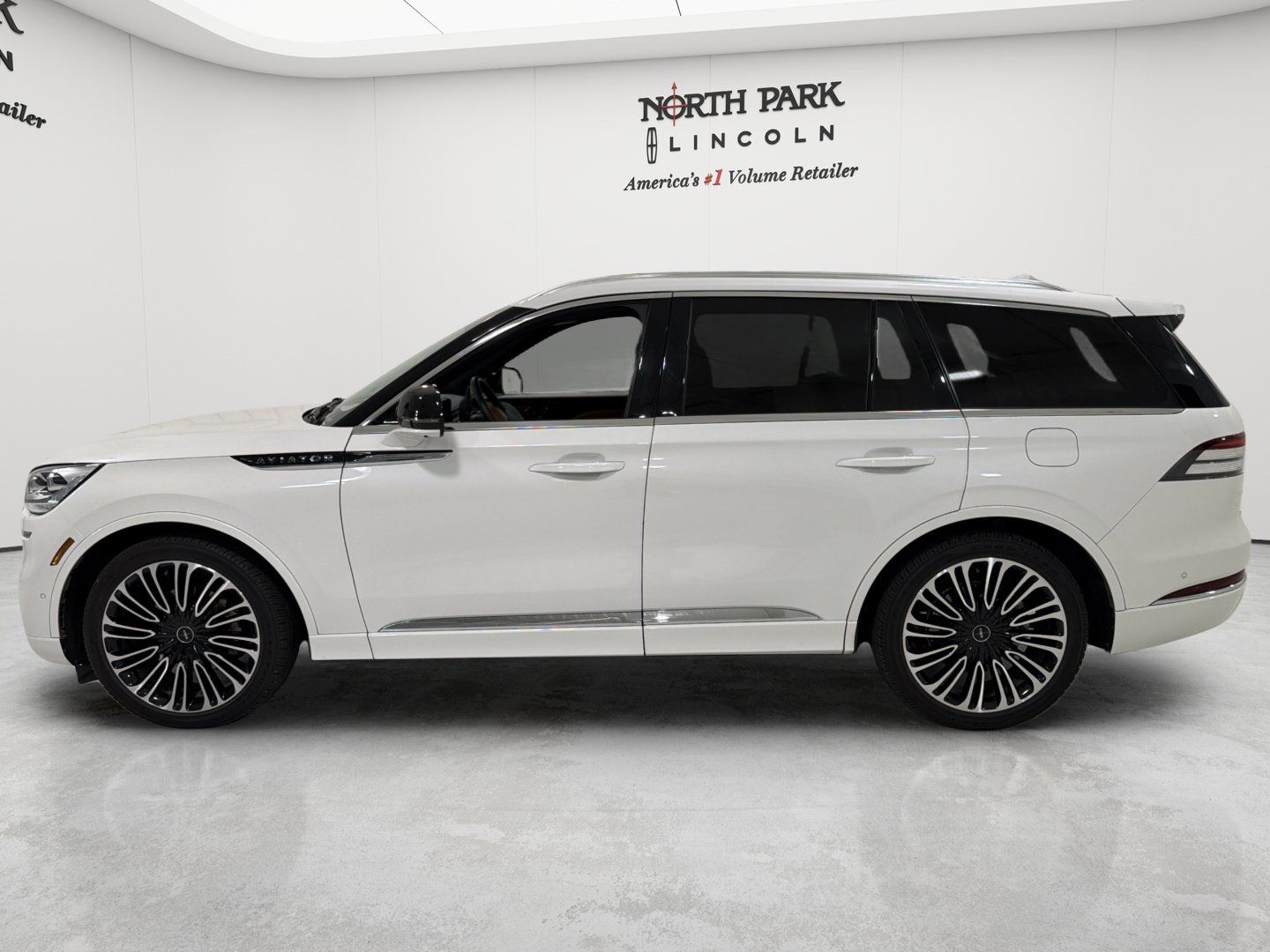 Used 2023 Lincoln Aviator Black Label w/ Dynamic Handling Package AWD/4WD image 2