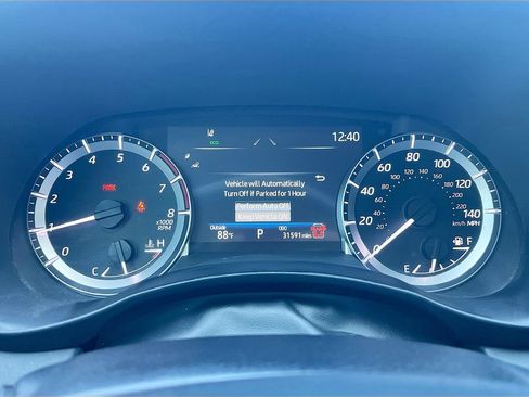 Used 2024 Toyota Highlander XLE FWD image 11