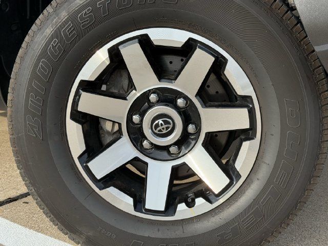 Used 2019 Toyota 4Runner TRD Off-Road AWD/4WD image 9