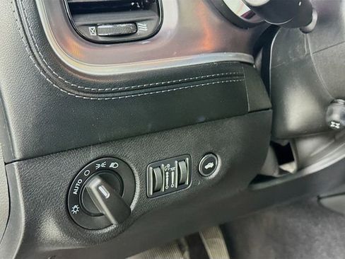 Used 2019 Dodge Charger SXT image 16