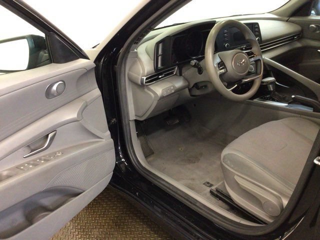 Used 2021 Hyundai Elantra SE FWD image 14