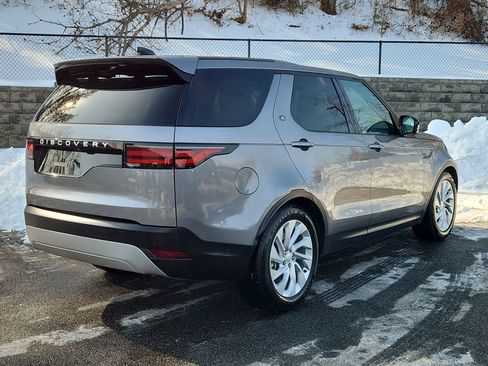 Used 2025 Land Rover Discovery S image 2