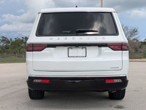 Used 2024 Jeep Wagoneer L Series III w/ Flexible Seating Group AWD/4WD image 5