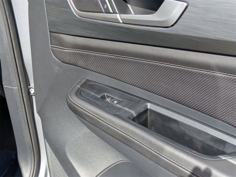 Used 2025 Volkswagen Atlas Cross Sport SE image 34