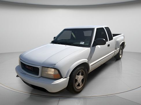Used 2000 GMC Sonoma SLS w/ SLS "Hot Looks" Pkg RWD image 2