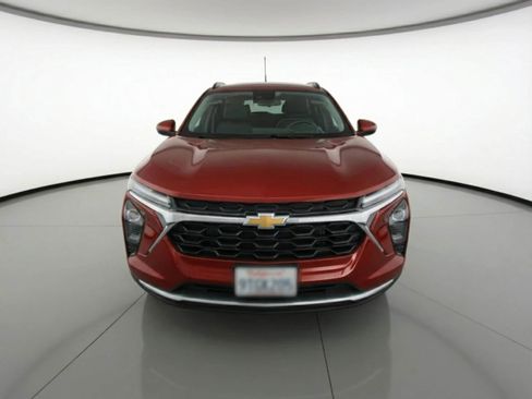 Used 2025 Chevrolet Trax LT w/ LT Convenience Package image 2