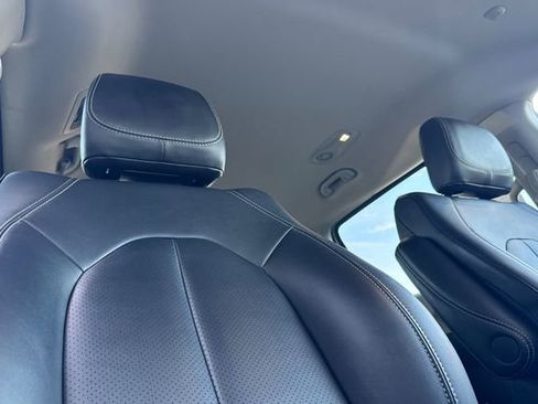 Used 2024 Chrysler Pacifica Touring-L image 21