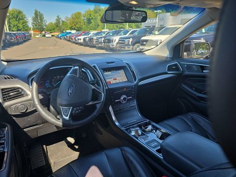 Used 2019 Ford Edge Titanium w/ Equipment Group 301A AWD/4WD image 18