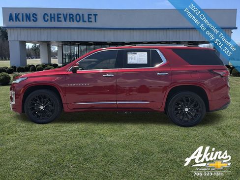 Used 2023 Chevrolet Traverse Premier FWD image 2