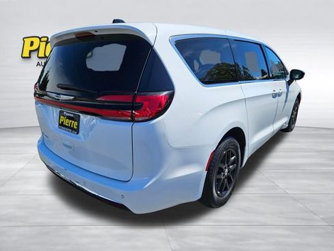 Used 2024 Chrysler Pacifica Touring-L FWD image 10
