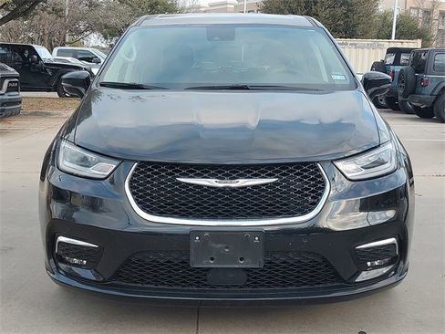 Certified 2024 Chrysler Pacifica Touring-L image 11