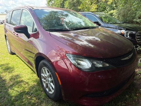 Used 2022 Chrysler Voyager LX FWD image 2