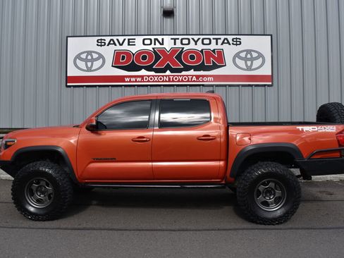 Used 2017 Toyota Tacoma TRD Off-Road w/ Premium & Technology Package image 4