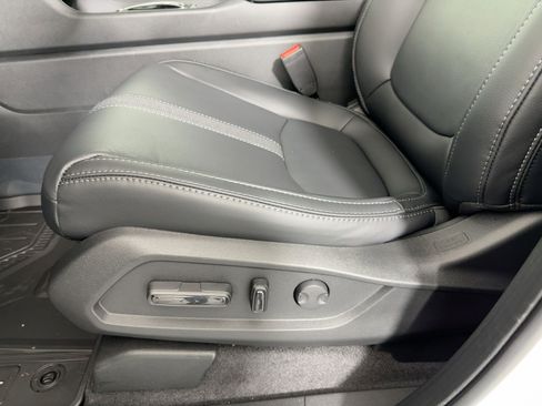 New 2025 Honda Pilot Touring image 12