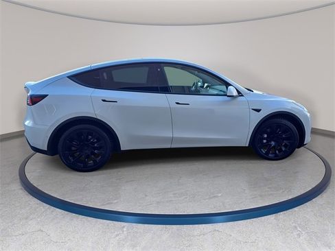 Used 2021 Tesla Model Y Long Range image 5