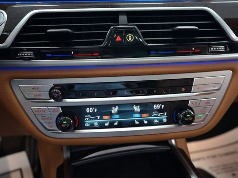 Used 2022 BMW 750i xDrive w/ Executive Package AWD/4WD image 44