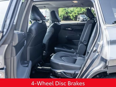 Used 2023 Toyota Highlander XLE AWD/4WD image 25
