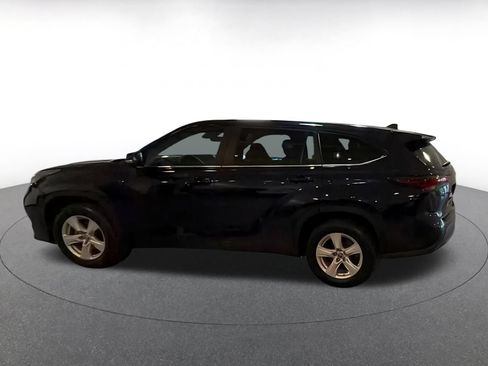 Used 2025 Toyota Highlander LE FWD image 6