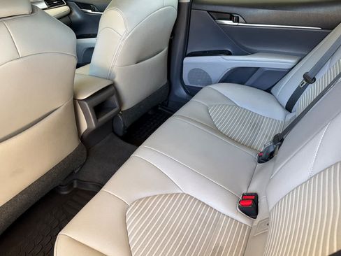 Used 2019 Toyota Camry SE FWD image 4