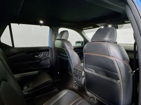 Used 2025 Honda Pilot TrailSport image 10