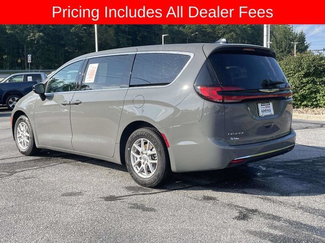 Used 2025 Chrysler Pacifica Select FWD image 3