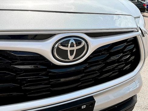 Used 2024 Toyota Highlander LE image 27
