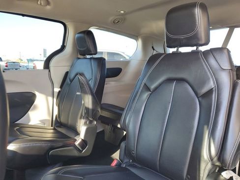 Used 2024 Chrysler Pacifica Touring-L image 27