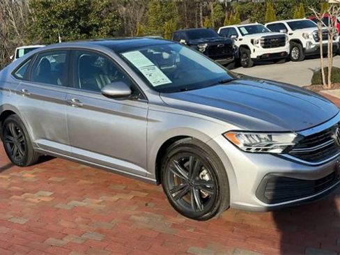 Used 2022 Volkswagen Jetta SE image 5