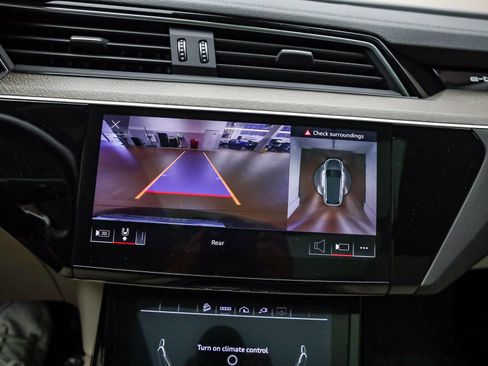 Used 2021 Audi e-tron Premium Plus w/ Premium Plus Package image 25