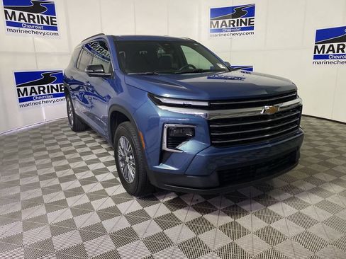 Used 2024 Chevrolet Traverse LT w/ Trailering Package FWD image 1