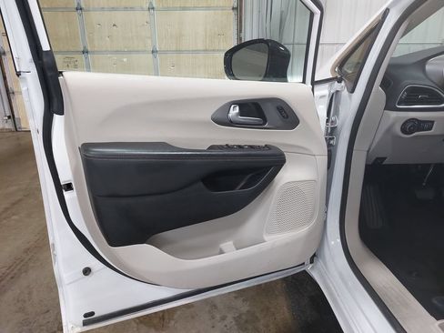 Used 2024 Chrysler Pacifica Touring-L FWD image 26