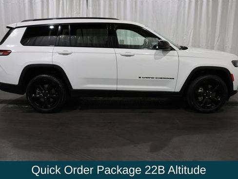 Used 2022 Jeep Grand Cherokee L Laredo AWD/4WD image 2