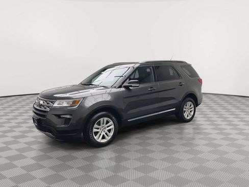 Used 2018 Ford Explorer XLT w/ Equipment Group 202A AWD/4WD image 38