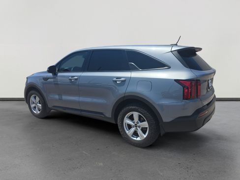 Used 2023 Kia Sorento LX FWD image 3