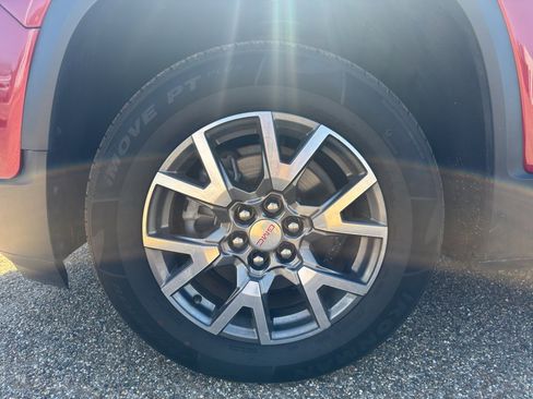 Used 2023 GMC Acadia SLT image 9