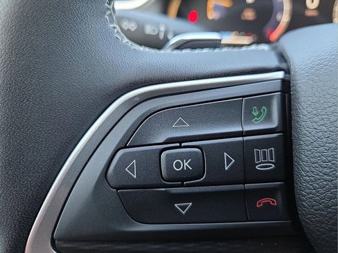 Used 2025 Jeep Grand Cherokee Altitude image 19