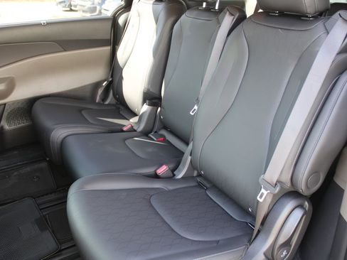 New 2026 Kia Carnival EX FWD image 20
