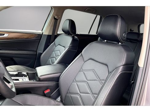 Used 2025 Volkswagen Atlas SE AWD/4WD image 18