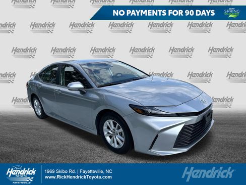 Certified 2025 Toyota Camry LE image 1