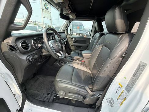 Used 2018 Jeep Wrangler Unlimited Sahara AWD/4WD image 10